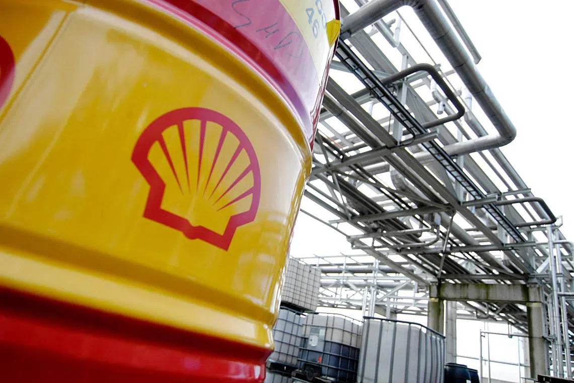 Shell has ended the world’s biggest corporate plan to develop carbon offsets, designed to counteract the warming effects of CO2 emissions.