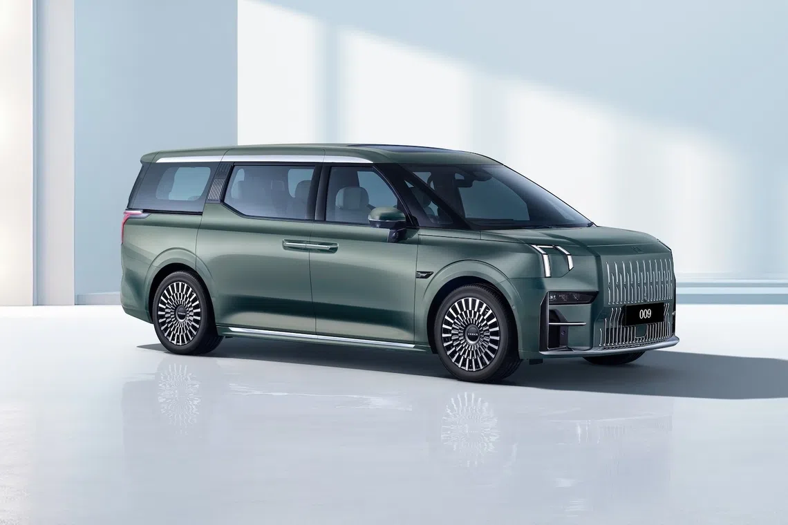 The Zeekr 009 MPV boasts a streamlined body designed to reduce aerodynamic drag and improve stability at speed.