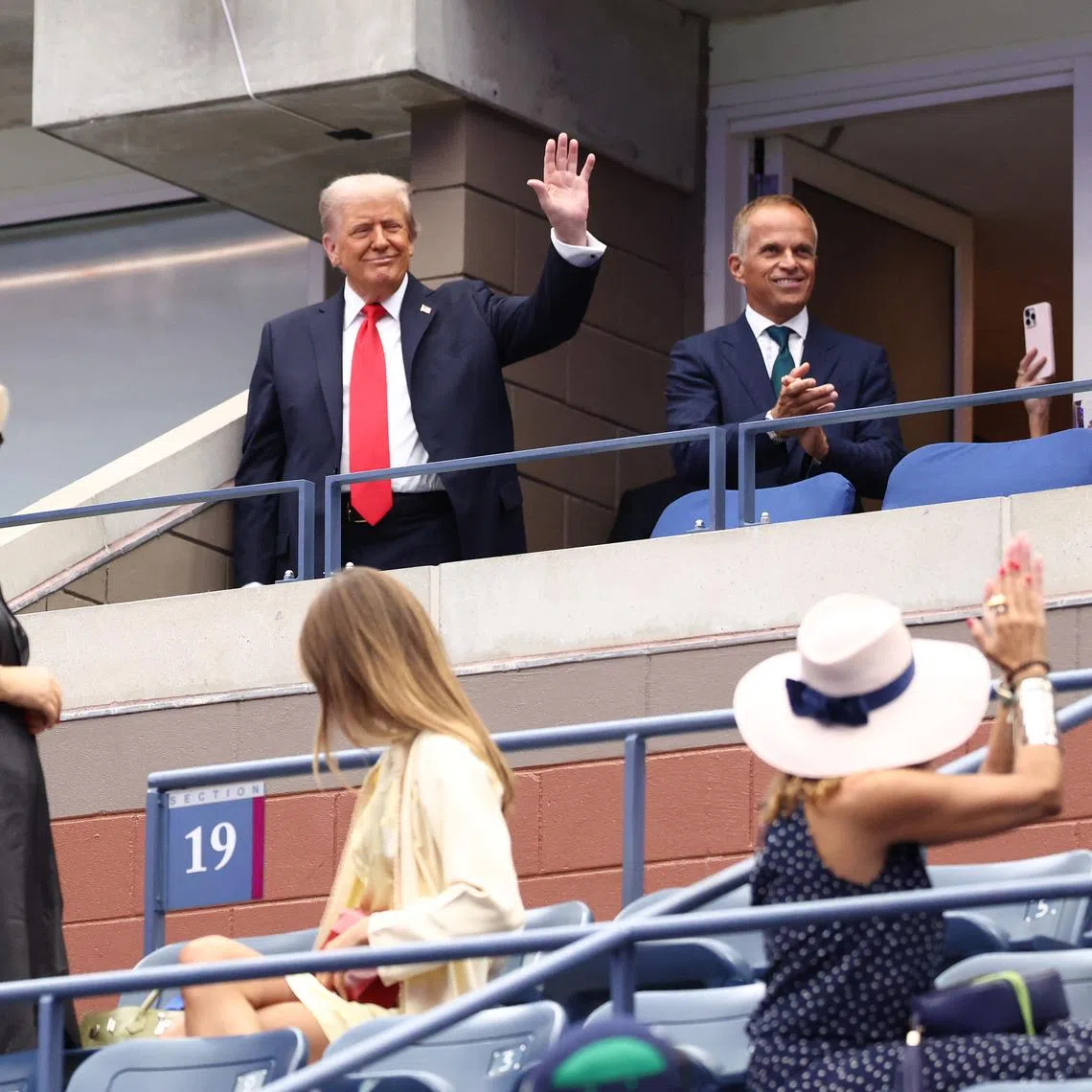 Tennis - U.S. Open - Flushing Meadows, New York, United States - September 7, 2025 U.S. President Donald Trump waves to the crowd ahead of the final match between Italy's Jannik Sinner and Spain's Carlos Alcaraz REUTERS/Kevin Lamarque