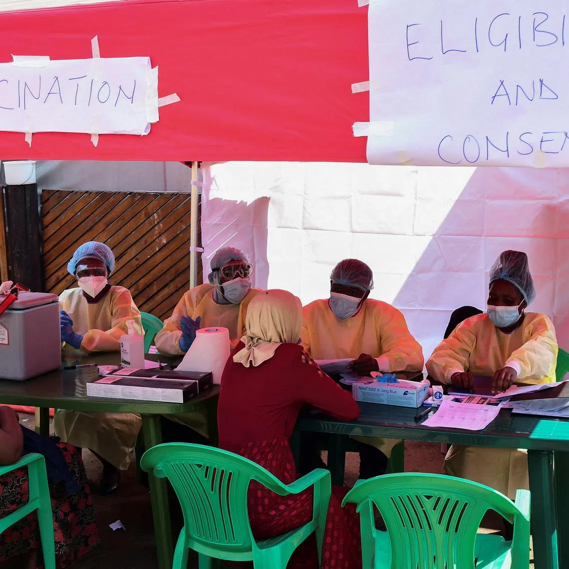 FILE PHOTO: Ugandan doctors attend the contacts of a patient who had tested positive, during the launch of the vaccination for the Sudan strain of Ebola virus, with a trial vaccine at the Mulago Guest House (Isolation centre) in Kampala, Uganda, February 3, 2025. REUTERS/Abubaker Lubowa/File Photo
