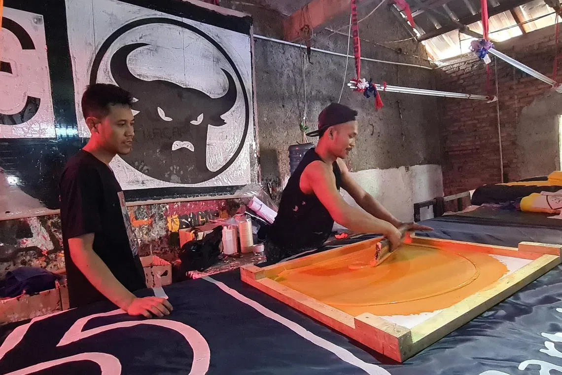 lybusiness - A worker applying yellow screen print ink to a six-metre square blue flag belonging to Indonesia’s NasDem Party in a workshop in South Jakarta. 



CREDIT: THE STRAITS TIMES/LINDA YULISMAN