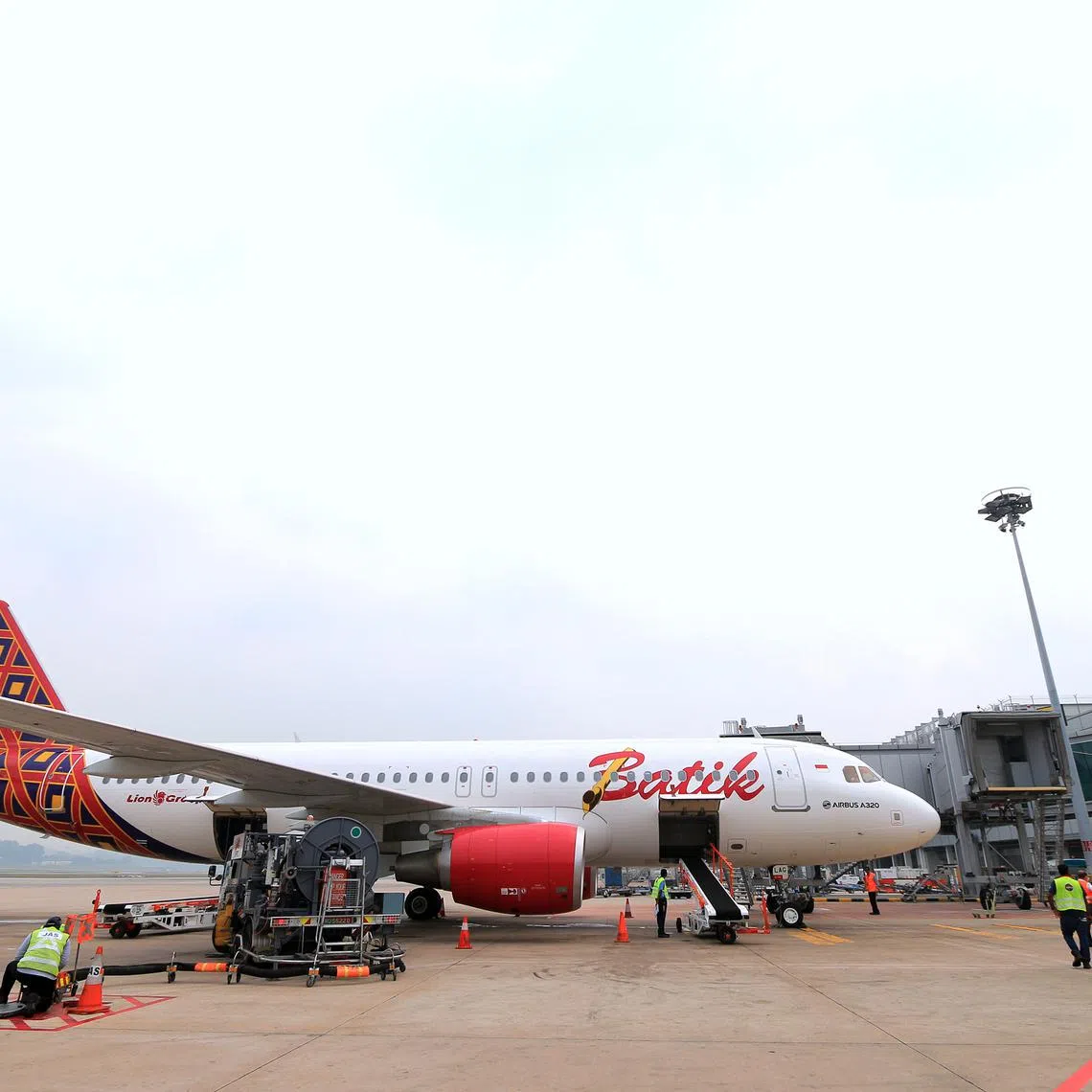 The pilot and co-pilot were simultaneously asleep for approximately 28 minutes during a Batik Air flight from Sulawesi to Jakarta in January.