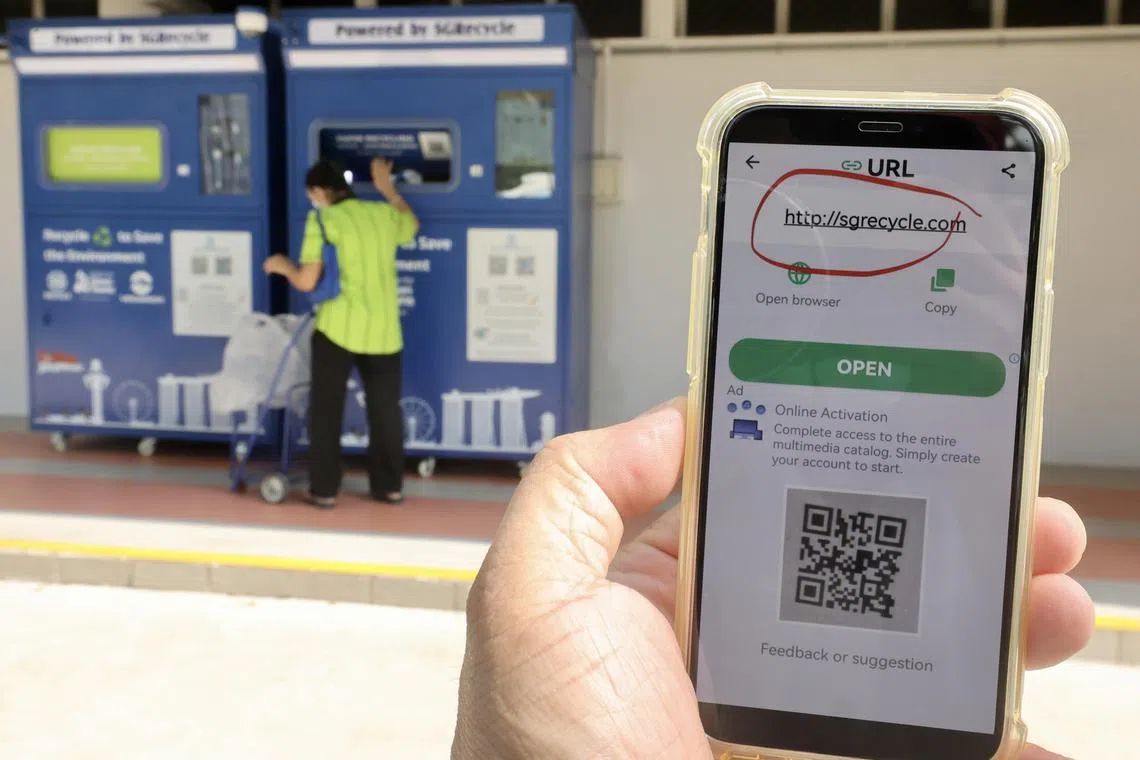 CMG20230511-WooFL02/把旧衣物拿到组屋楼下的回收机，两名居民使用第三方应用扫码时，被链接到钓鱼网站，其中一人被刷走50多元  [Blk 528 Ang Mo Kio Ave 10]