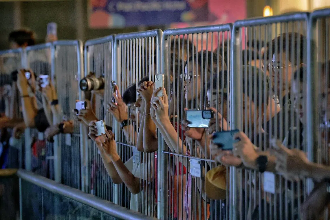 Fans catching a glimpse of practice 2 of at the Singapore Airlines Singapore Grand Prix, Marina Bay street circuit on September 20, 2024. 