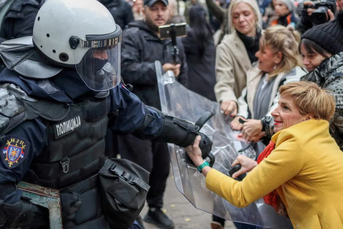 MP of the Democratic Party Dragana Rakic scuffles with a police officer during a protest over a fatal collapse of a roof at the station, for which demonstrators blame negligence and corruption by authorities, in front of a court house in Novi Sad, Serbia, November 20, 2024. REUTERS/Stringer