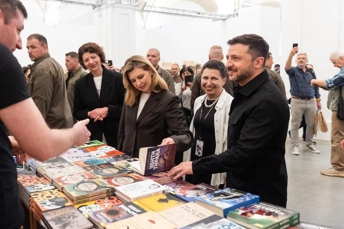 Ukrainian President Volodymyr Zelensky and his wife browsing books at the fair on May 30. 