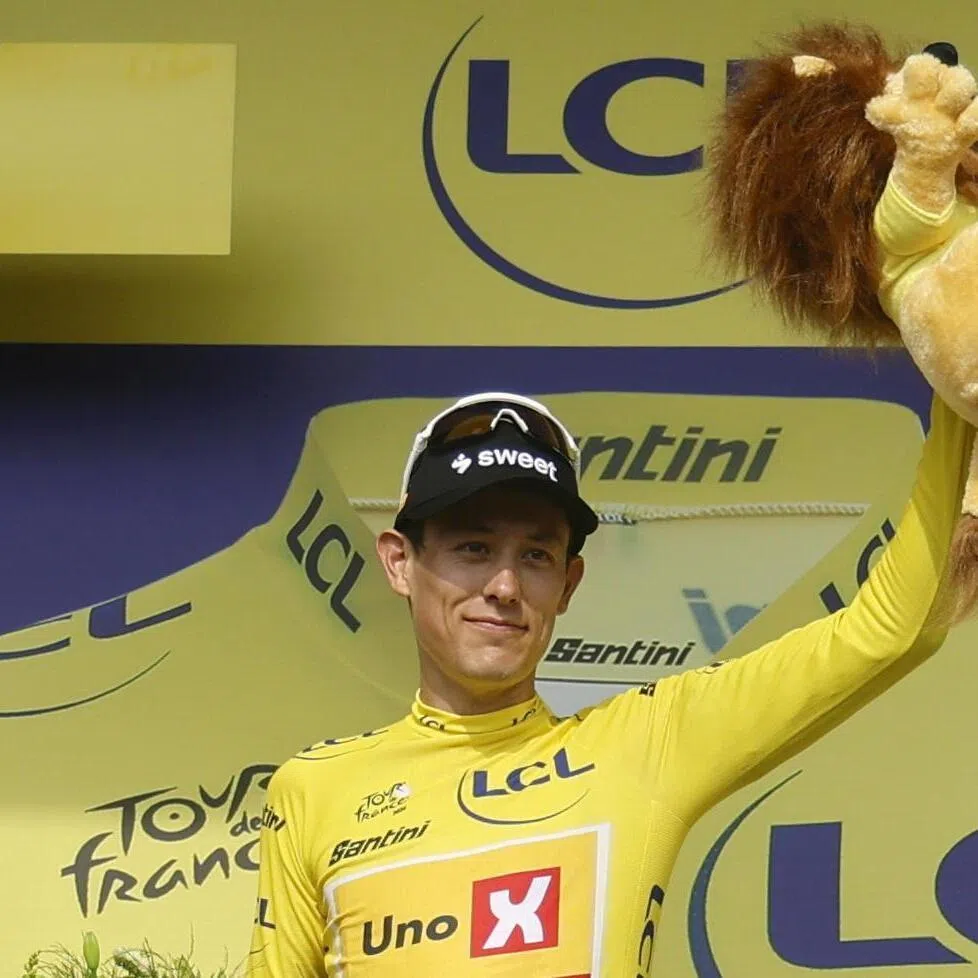 epa13098655 Norwegian cyclist Torstein Traeen of Uno-X Mobility celebrates on the podium wearing the overall leader's yellow jersey after Stage 5 of the Tour de France, a 158.3 km route from Lannemezan to Pau, France, 08 July 2026.  EPA/GUILLAUME HORCAJUELO