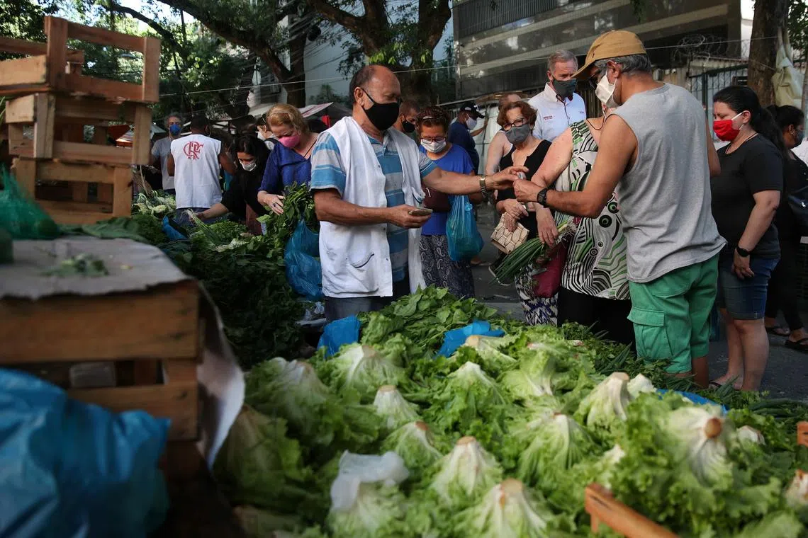 FILE PHOTO: Consumers shop at a weekly street market in Rio de Janeiro, Brazil, September 2, 2021. REUTERS/Ricardo Moraes/File Photo