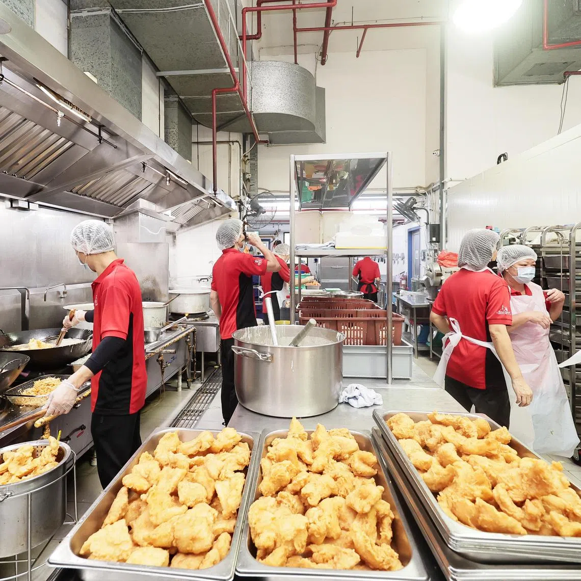 In light of the Sakura Buffet Suspension, we are interviewing catering/tingkat companies to understand the safety measures in place, the impact of the suspension on their businesses as well as customer's opinions on the industry after the incident. We have secured an opportunity to take pictures of one of the central kitchens of our interviewees for the article, Mom's Cooking.