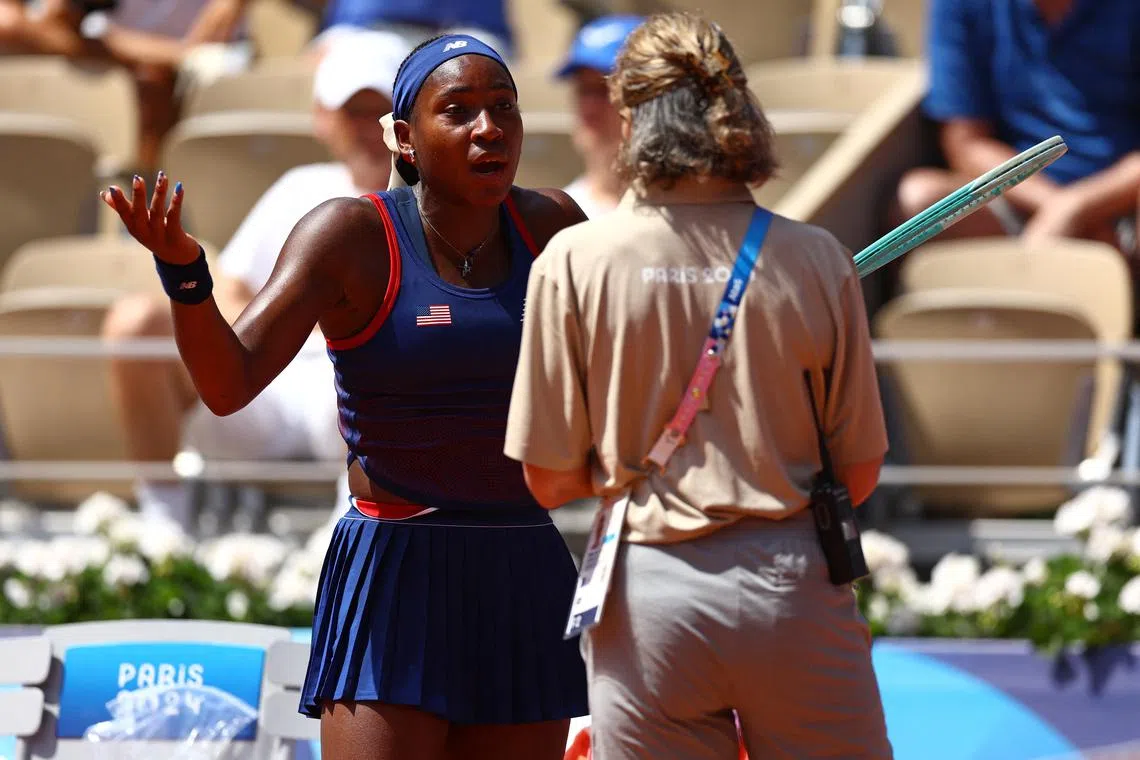 Paris 2024 Olympics - Tennis - Women's Singles Third Round - Roland-Garros Stadium, Paris, France - July 30, 2024. Coco Gauff of United States talks with an official during her match against Donna Vekic of Croatia. REUTERS/Edgar Su