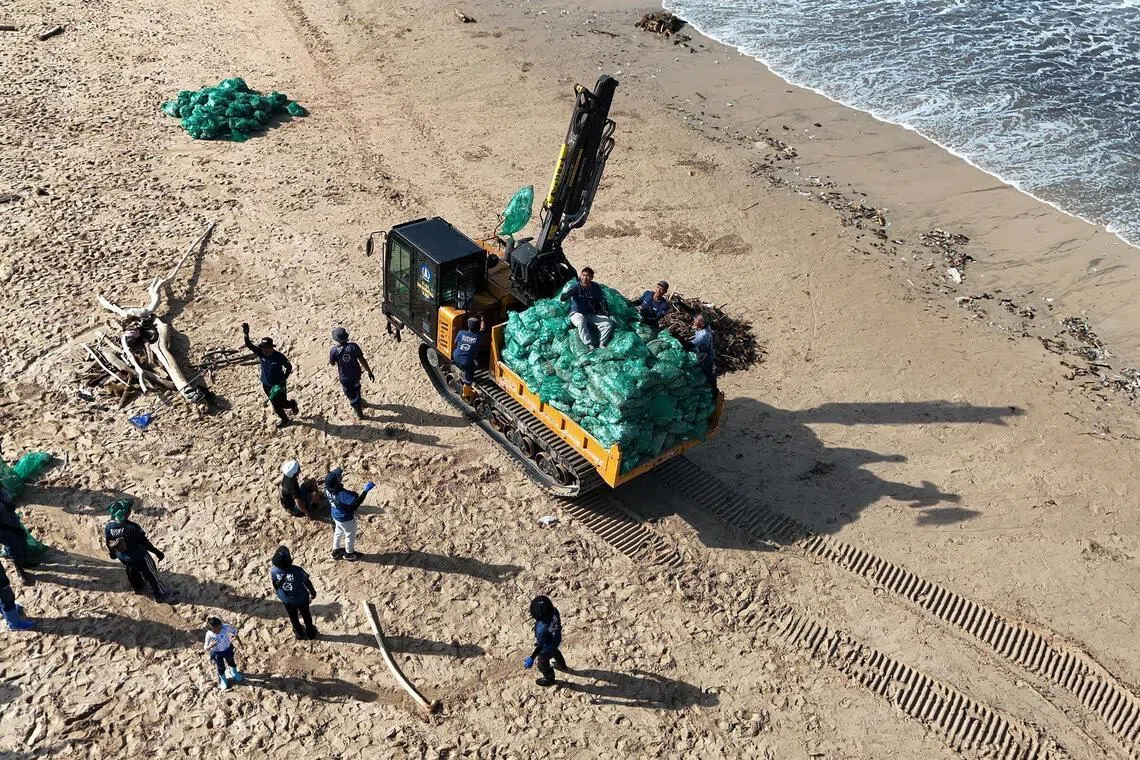 Kedonganan Beach clean-up. Bali’s waste challenge is reflected not only in viral beach clean-up photos, but also in hard numbers and uneven policy responses.