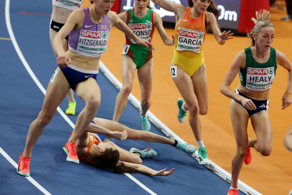 Athletics - European Athletics Indoor Championships - Omnisport Apeldoorn, Apeldoorn, Netherlands - March 9, 2025 Netherlands' Maureen Koster falls during the women's 3000m final REUTERS/Yves Herman