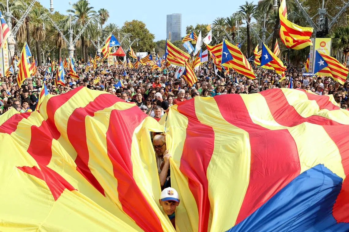 FILE PHOTO: Pro-independence protesters hold a big Estelada (Catalan separatist flag) during a demonstration on Catalonia's national day of 'La Diada' in Barcelona, Spain, September 11, 2024. REUTERS/Bruna Casas/File Photo