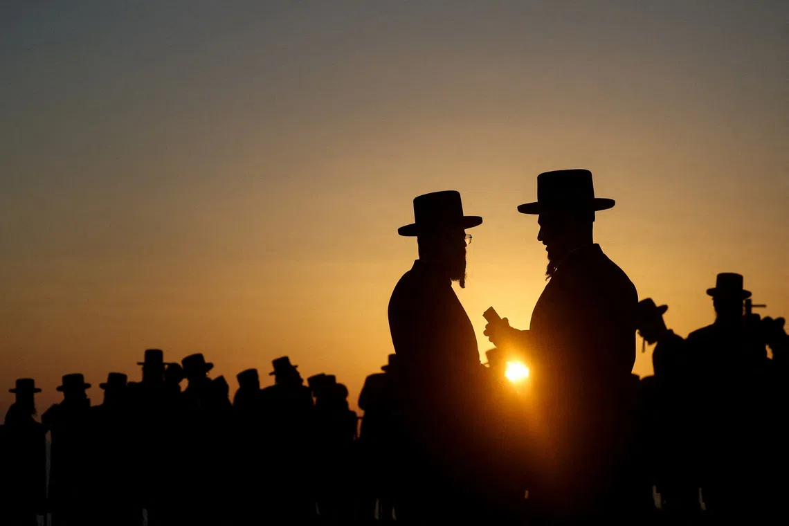 Ultra-Orthodox Jewish men perform the Tashlich ritual of symbolically casting away sins, ahead of Yom Kippur, the Jewish Day of Atonement, in Netanya, Israel, September 17, 2026. REUTERS/Ammar Awad TPX IMAGES OF THE DAY