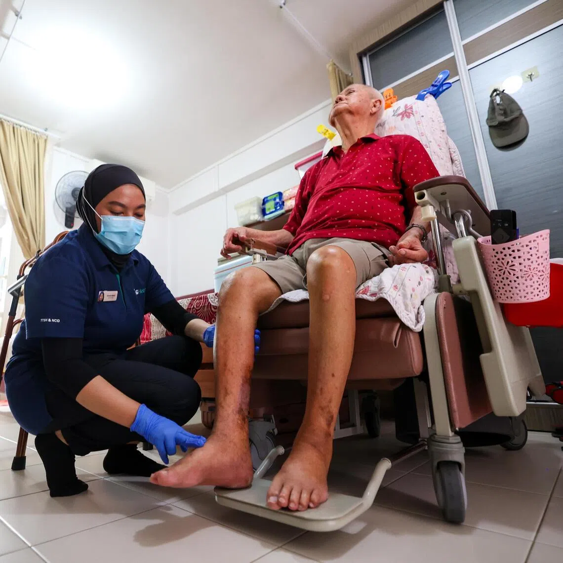 TTSH’s frailty pathway helps 3x more older adults avoid unnecessary hospital stays - Patient home visit (TTSH@Home) [223A SUMANG LANE SINGAPORE 821223]
Caption: Ameera Hanim Binte Zainalabidin, Senior Staff Nurse checking on the patient Mr Chia Oh Chang’s pressure, temperature, oxygen level and edema (nurse applying pressure on patients leg) at his house on Feb 6, 2026.