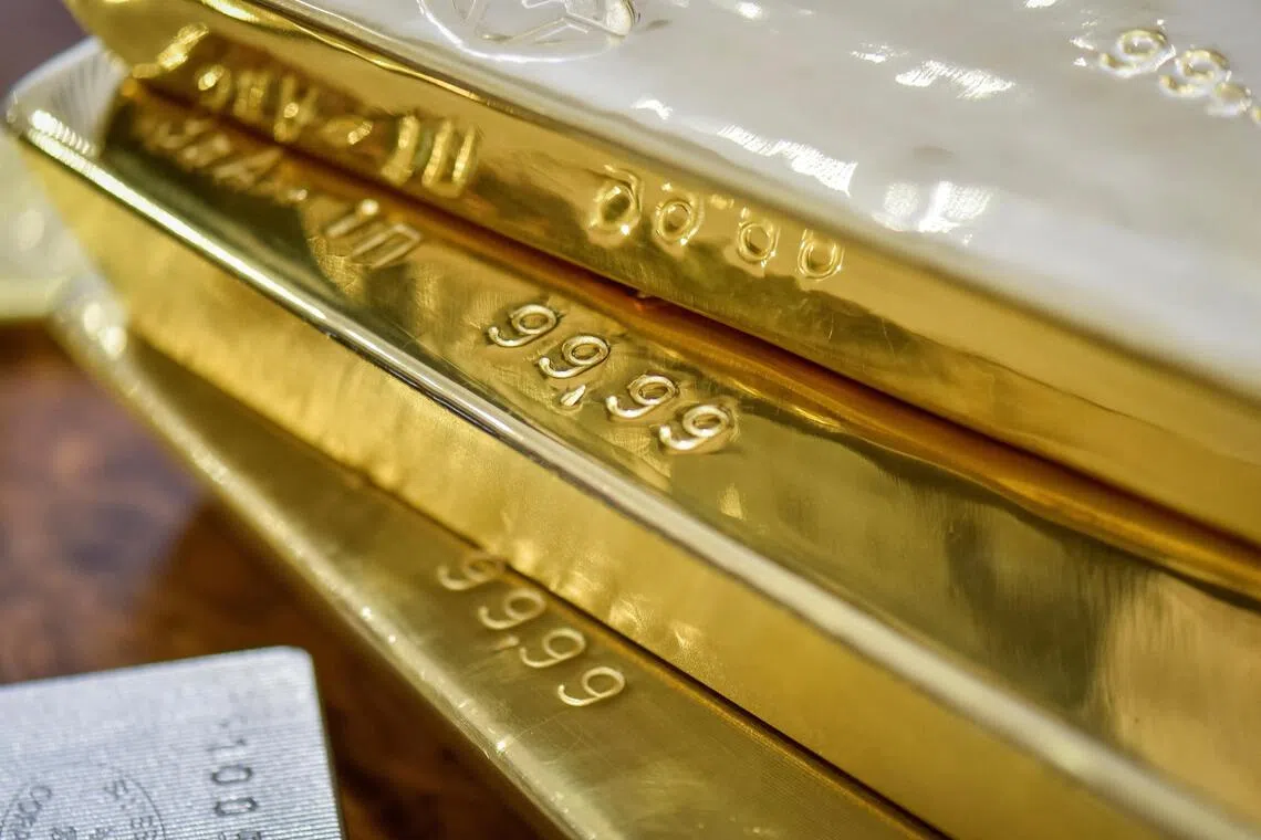  Gold climbed to a fresh record, boosted by an escalation in US-China frictions and bets the Federal Reserve will cut interest rates twice more this year.