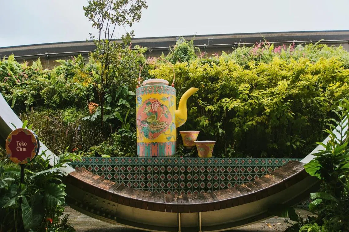sentosa-peranakan-reimagined-show-giant-in-grace-giant-teapot