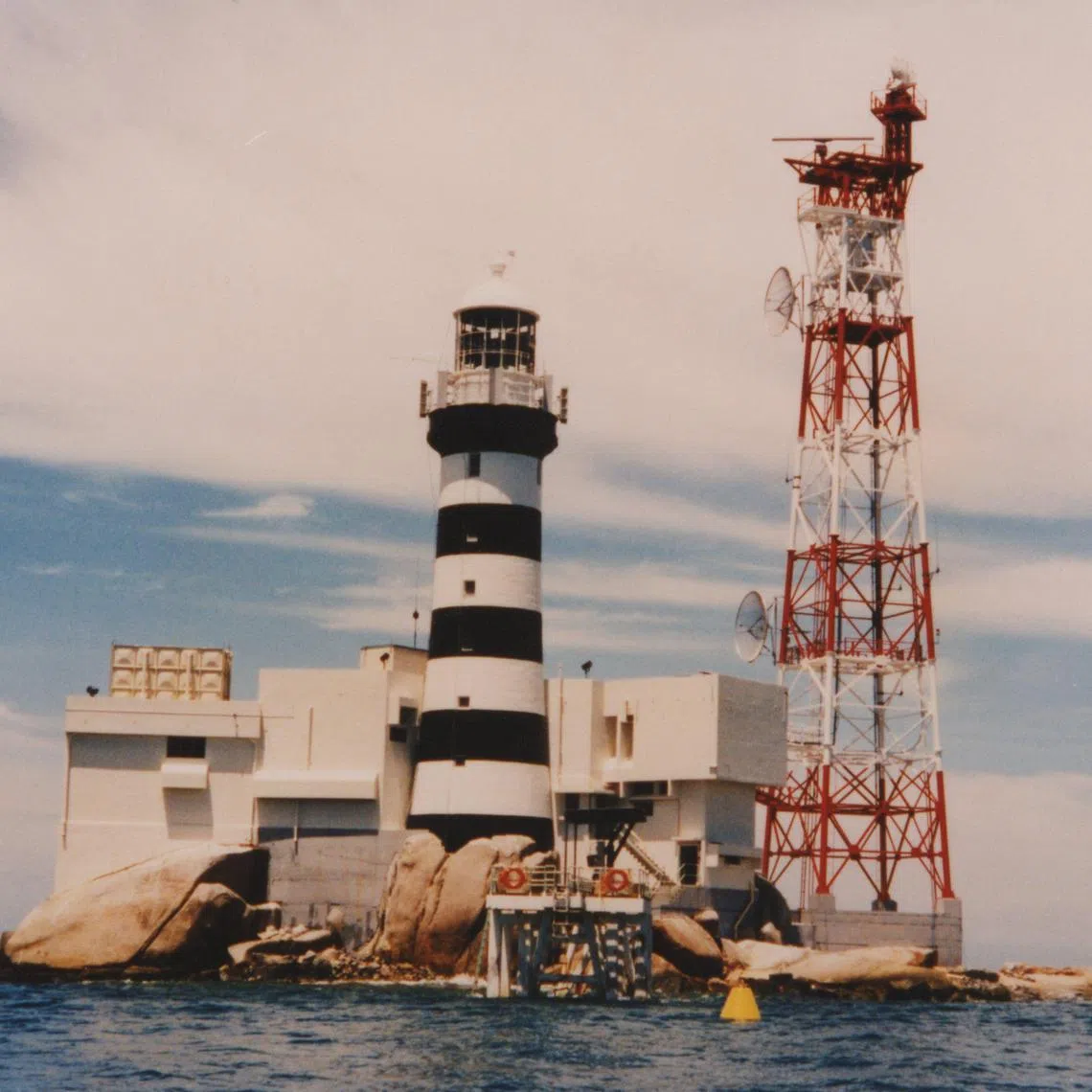The British colonial government took possession of Pedra Branca to build the Horsburgh Lighthouse between 1847 and 1851.