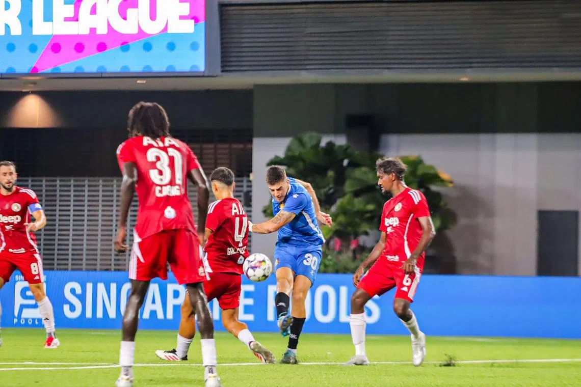 MTSOC24 - O atacante do Hougang United, Dejan Racic, deu um tiro na partida da Premier League de Cingapura contra o Balestier Khalsa. Foto: Hougang United