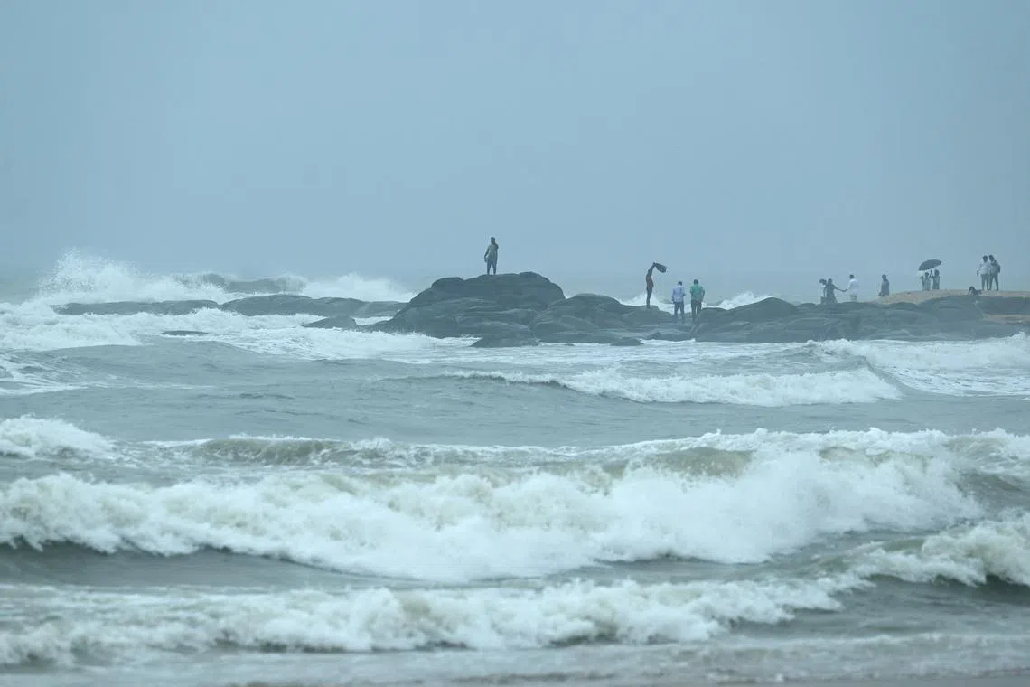 The forecast urged fishing crews to stay off the water and predicted surging waves of 1m that posed a flood risk to low-lying coastal areas. 