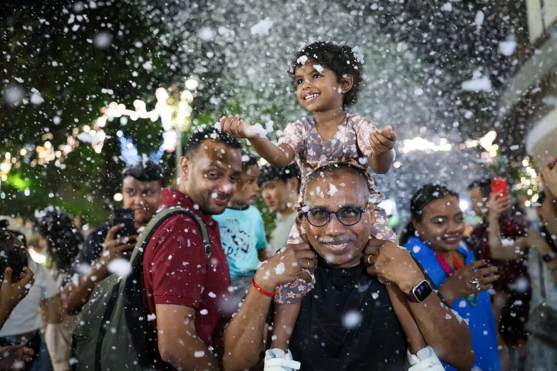 clsnow - ST20251127_202542100974. Liu Ying. Families enjoy theartificial snow at Tanglin Mall’s Snow Splendours.