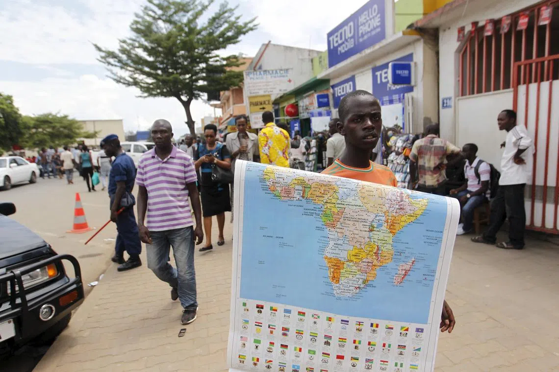 FILE PHOTO: A vendor sells a map of Africa along the streets of Bujumbura, Burundi/April 24, 2015/REUTERS/Thomas Mukoya/File Photo