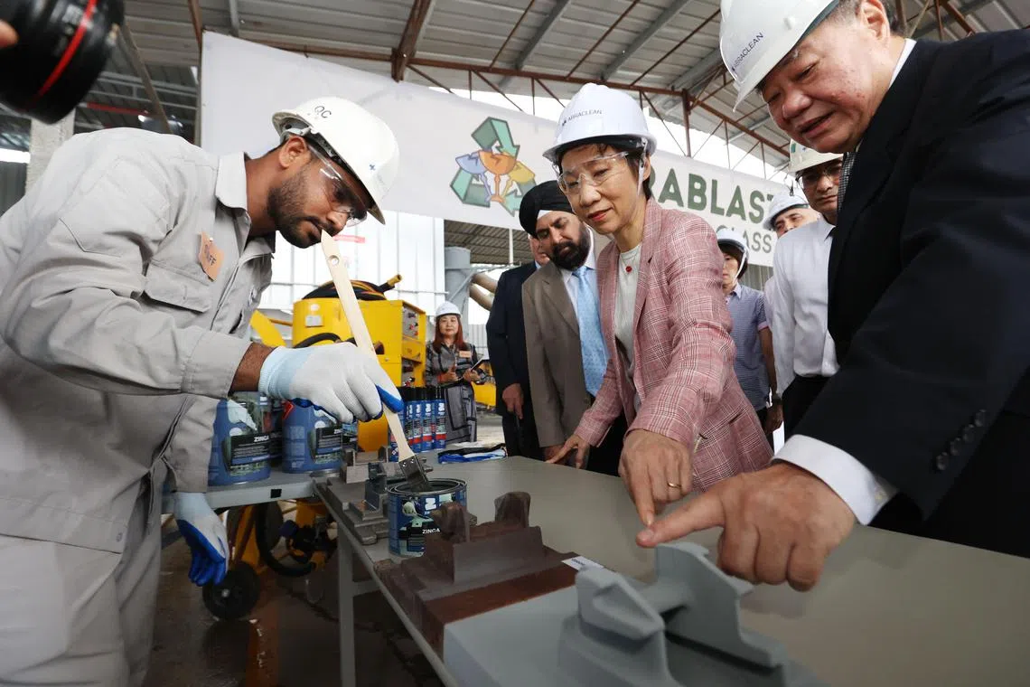 CMG20230131-KwongKC01/ 邝启聪 /林慧敏 / Launch Singapore's First Start-up for Recycled Glass Abrasive Manufacturing plant	46 Pioneer Sector 2, Singapore 628396	/ Mr. Gurmit Singh, Chairman, Abraclean(Gray), Colonel Lau Kee Siong, Director, Abraclean(black), Grace Fu, Ministry of Sustainability and the Environment (MSE) 永续发展与环境部部长