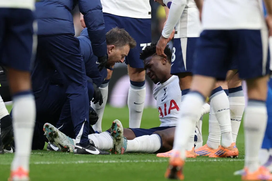 Soccer Football - Premier League - Tottenham Hotspur v Sunderland - Tottenham Hotspur Stadium, London, Britain - January 4, 2026 Tottenham Hotspur's Mohammed Kudus receives medical attention after sustaining an injury Action Images via Reuters/Paul Childs