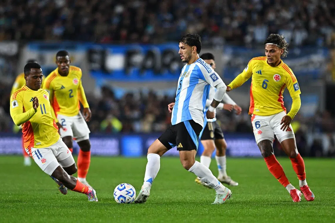 FILE PHOTO: Soccer Football - World Cup - South American Qualifiers - Argentina v Colombia - Estadio Monumental, Buenos Aires, Argentina - June 10, 2025, Argentina's Leandro Paredes in action with Colombia's Richard Rios and Jhon Arias REUTERS/Rodrigo Valle/File Photo