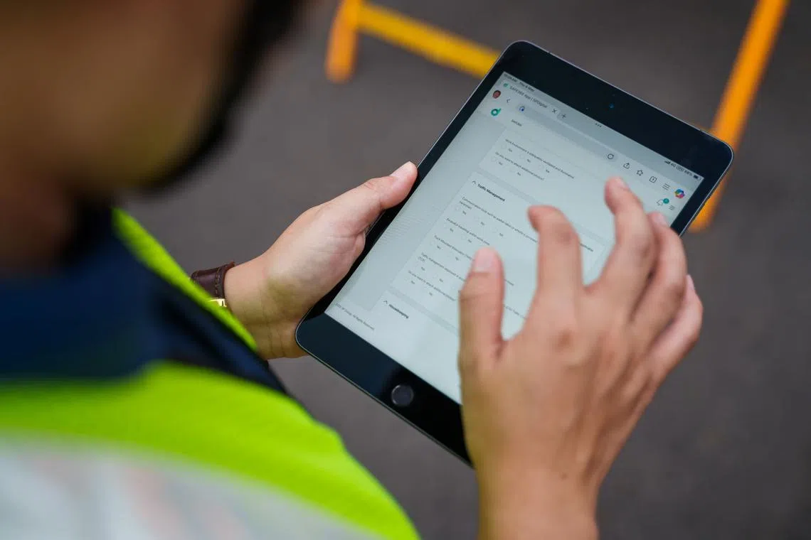 contractor using the SAFE365 app