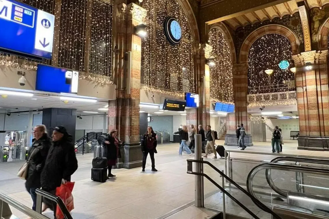 Mr Hadjer Al-Ali found the wallet at Amsterdam’s central station while he was “doing his rounds” looking for empty plastic bottles to exchange for cash.