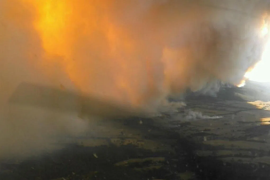 More than 1000 firefighters are working to contain a large bush fire raging in western Victoria.