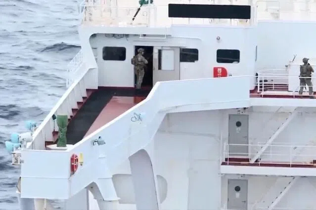 US forces board the vessel Veronica III, which according to the US Department of Defence had tried to defy US President Donald Trump's quarantine.