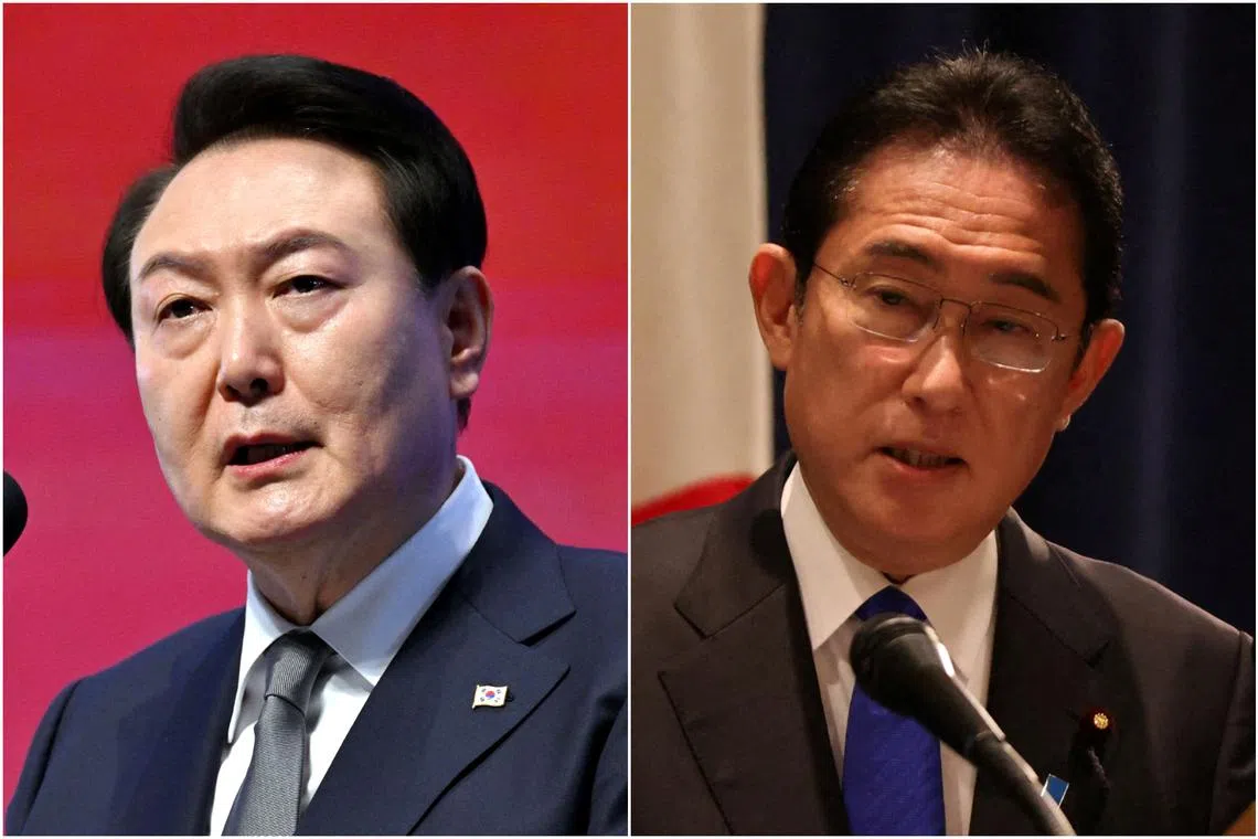 South Korean President Yoon Suk-yeol (left) will hold a summit meeting with Japanese Prime Minister Fumio Kishida.