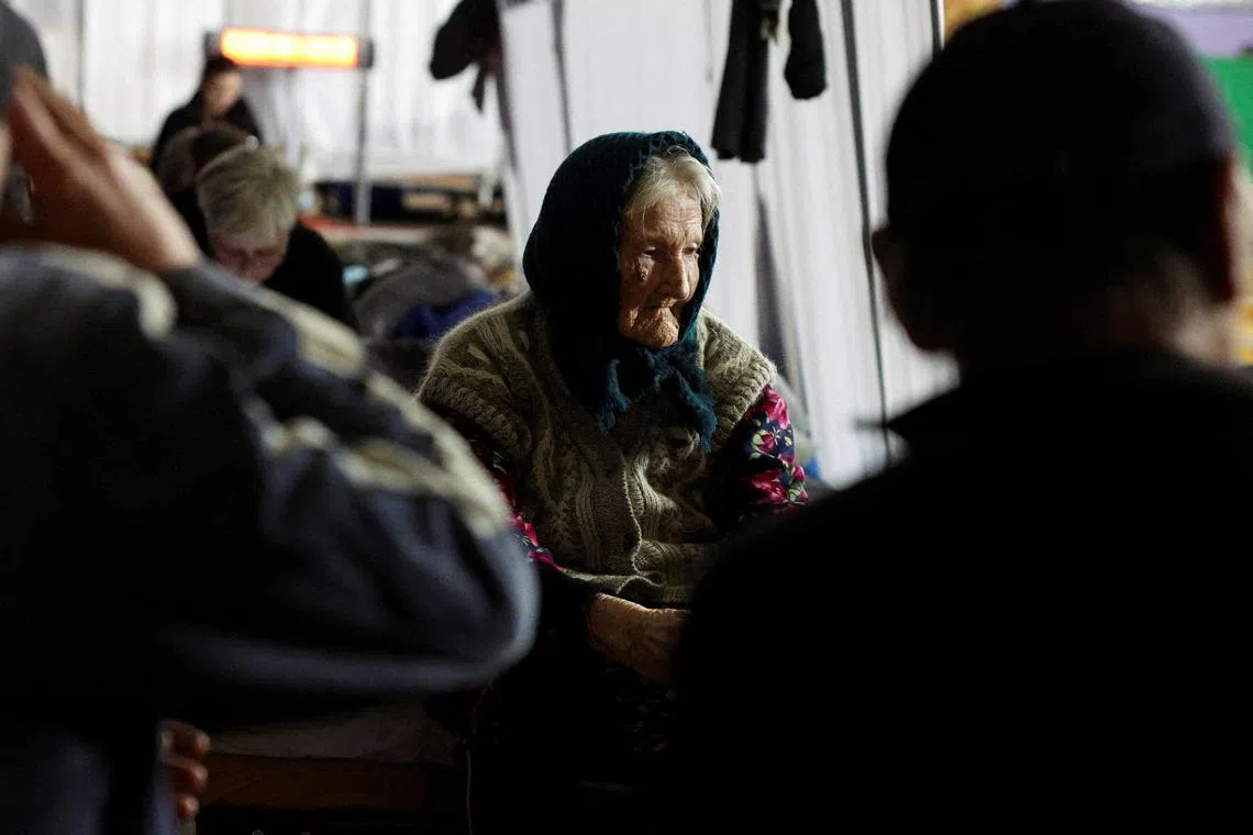 FILE PHOTO: Valentina Yagmurova, a 92 year old person evacuated from the eastern frontline village of Stary Komar, spends the eve of her 93rd birthday at a transit center with other displaced people also evacuated from various eastern settlements, amid Russia's attack on Ukraine, in Pavlohrad, Dnipropetrovsk region, Ukraine March 31, 2025. REUTERS/Violeta Santos Moura/File Photo