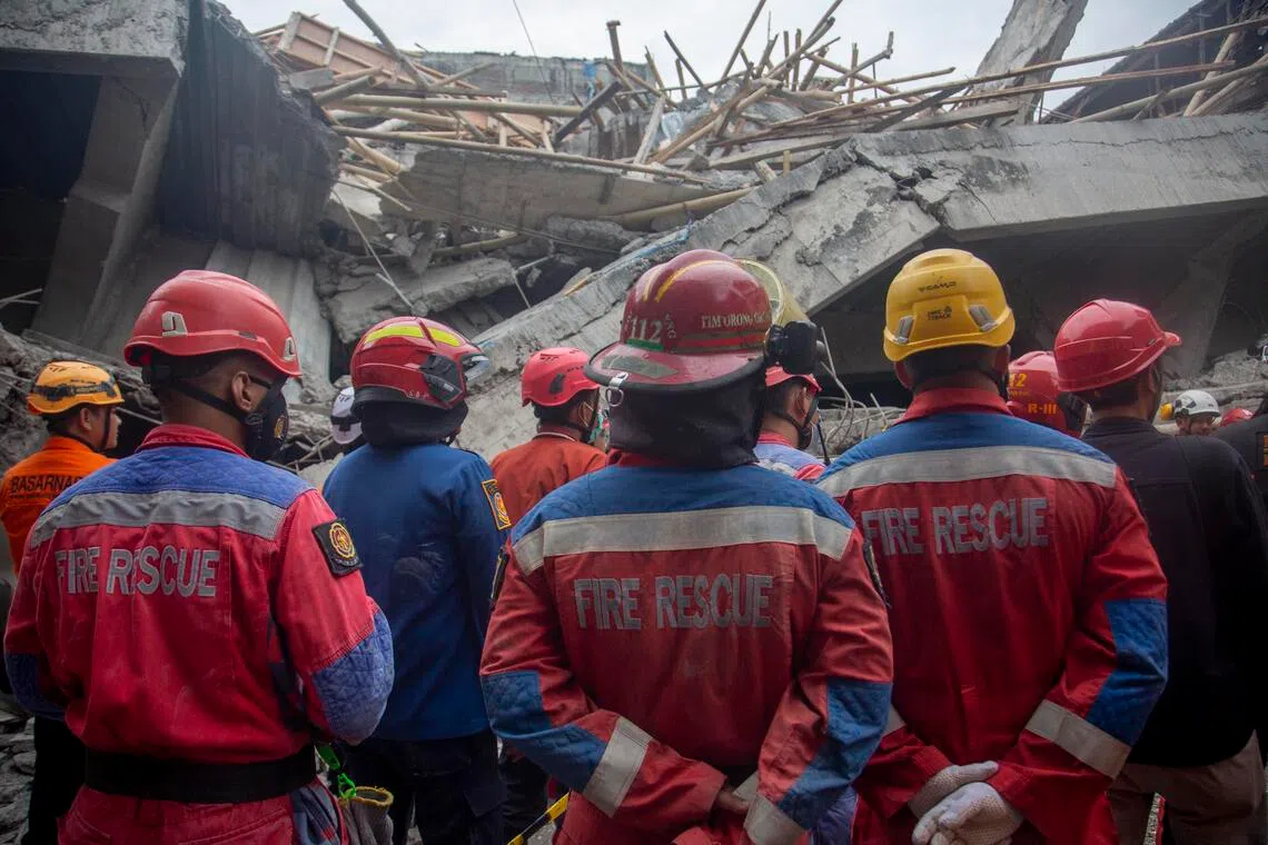 epa12416790 Rescuers prepare as they search for survivors of a collapsed building at an Islamic boarding school in Sidoarjo, East Java, Indonesia, 30 September 2025. At least three people were killed and dozens feared trapped after a prayer hall collapsed while students were performing afternoon prayers at Al Khoziny Islamic Boarding School on 29 September.  EPA/FULLY HANDOKO