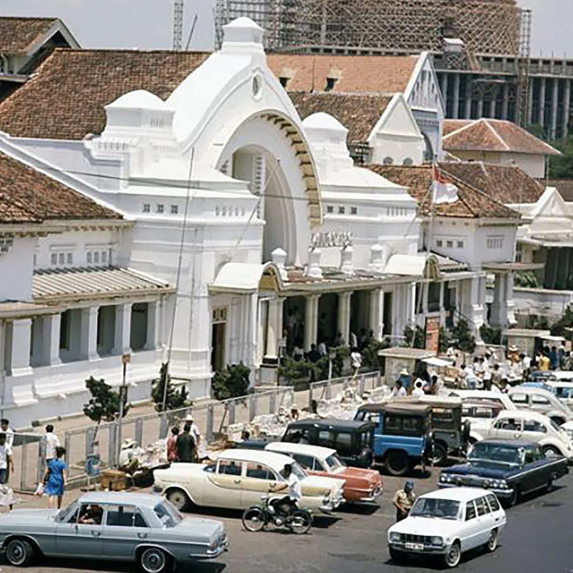 Pos Bloc Jakarta, a centuries-old Dutch colonial edifice known as the Jakarta Philatelic Building, seen here in 1971, with Istiqlal Mosque under construction in the background. It dates back to 1746 and was revived at a cost of 5 billion rupiah, before welcoming visitors in 2021.