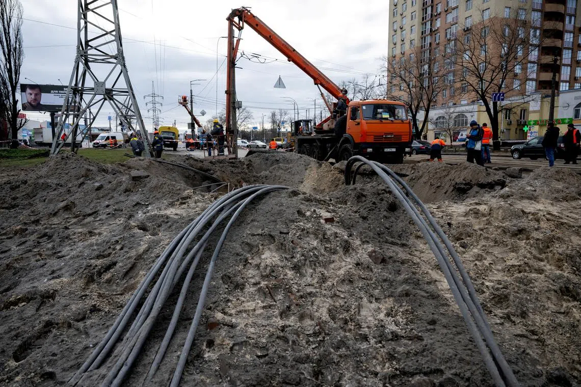 FILE PHOTO: Energy supply workers restore a high voltage line destroyed in Russian missile attack, amid Russia's attack on Ukraine, in Kyiv, Ukraine February 7, 2024. REUTERS/Viacheslav Ratynskyi/File Photo