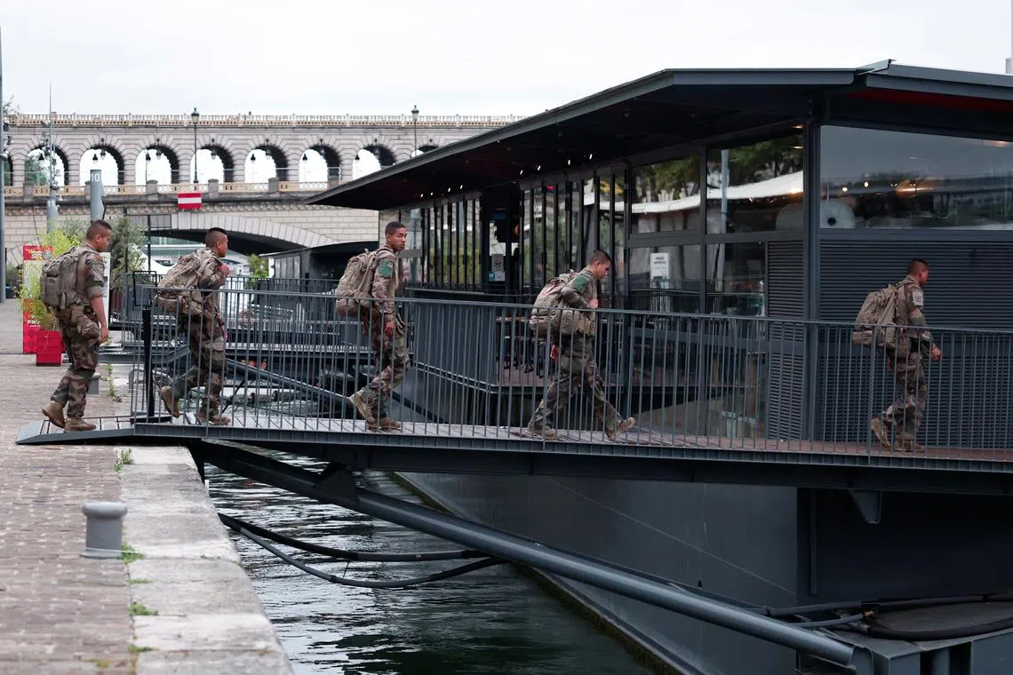 Paris 2024 Olympics - Paris 2024 Olympics Preview - Paris, France - July 21, 2024 Soldiers board a barge ahead of the Olympics REUTERS/Gonzalo Fuentes