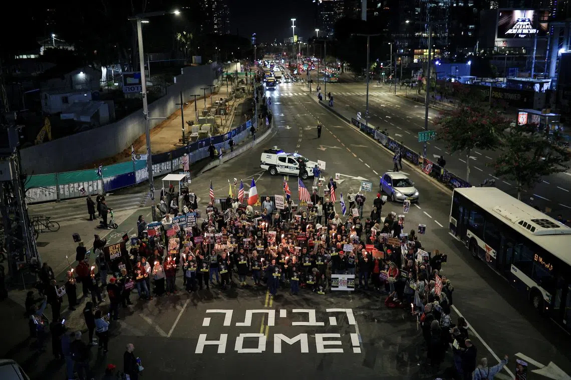Supporters of Israeli hostages, kidnapped during the deadly October 7 2023 attack by Hamas, block a road as they demand a deal during a protest amid ongoing negotiations for a ceasefire in Gaza, in Tel Aviv, Israel January 13, 2025. REUTERS/Itai Ron.