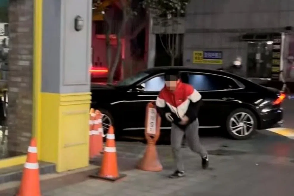 Drink driving suspect caught on video jogging away from car crash in S. Korea