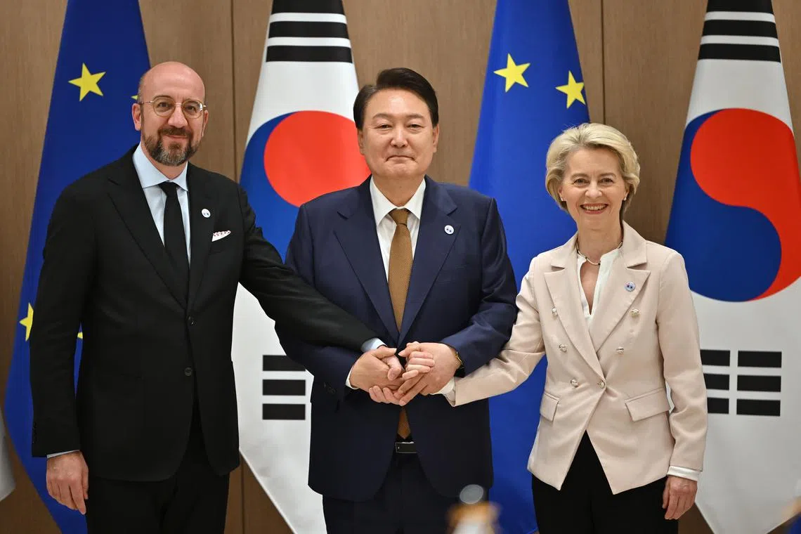 epa10645333 South Korea's President Yoon Suk Yeol (C) poses for a photo with Charles Michel (L), President of the European Council, and Ursula von der Leyen (R), President of the European Commission, during their meeting at the Presidential Office in Seoul, South Korea, 22 May 2023.  EPA-EFE/JUNG YEON-JE / POOL