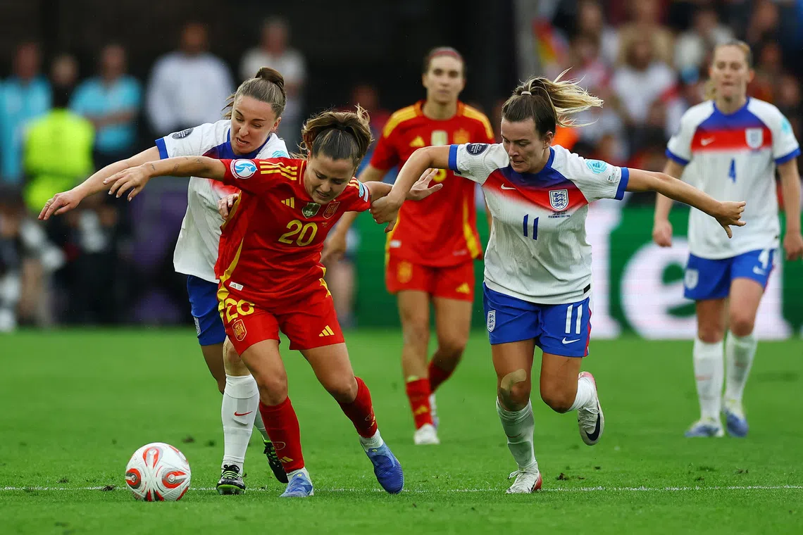 Soccer Football - UEFA Women's Euro 2025 - Final - England v Spain - St. Jakob-Park, Basel, Switzerland - July 27, 2025 England's Niamh Charles and Lauren Hemp in action with Spain's Claudia Pina REUTERS/Matthew Childs