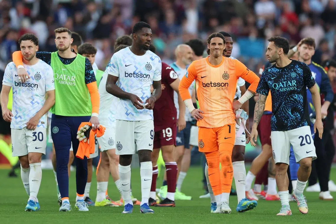 Soccer Football - Serie A - Torino v Inter Milan - Stadio Olimpico Grande Torino, Turin, Italy - April 26, 2026 Inter Milan's Hakan Calhanoglu, Marcus Thuram and Yann Sommer react after the match REUTERS/Claudia Greco