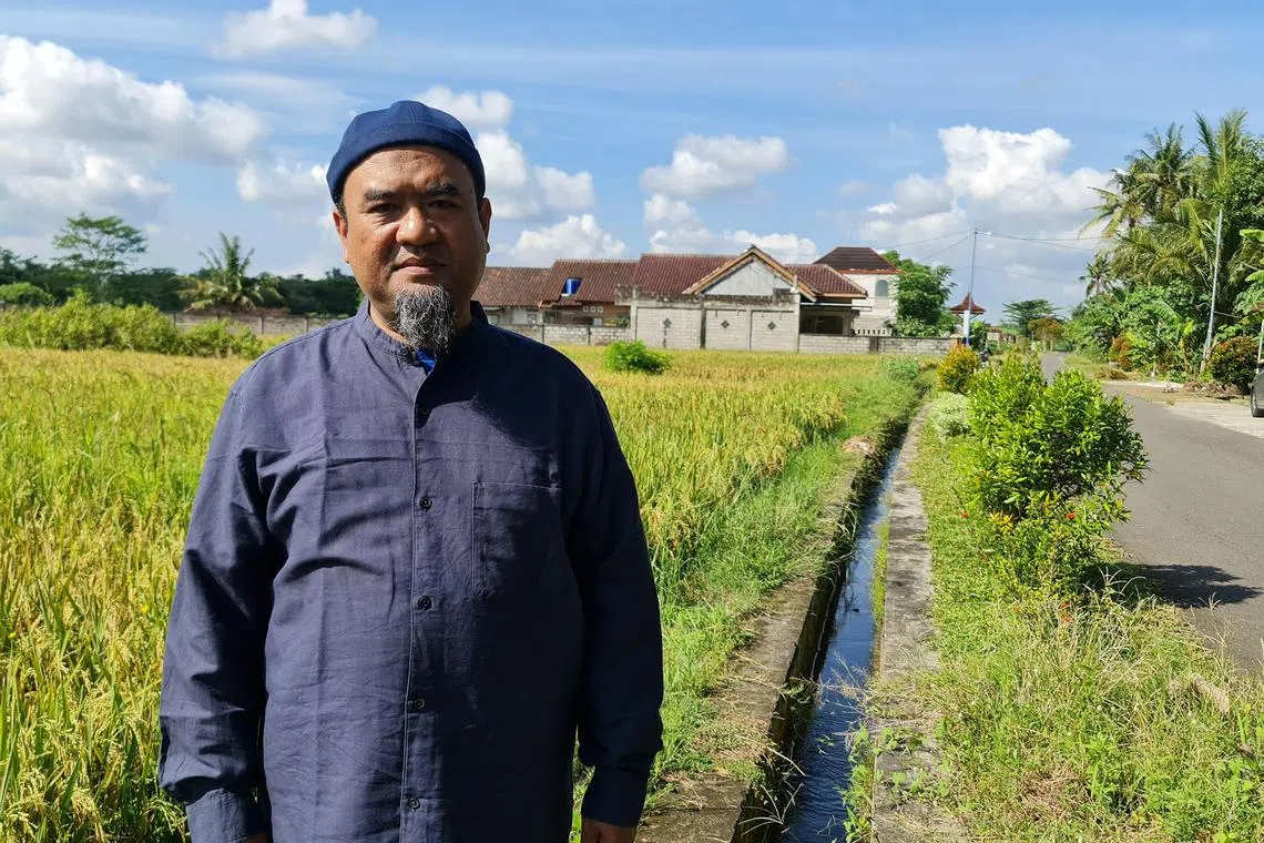 aaterror - Hadi Masykur, 45, the former personal secretary of the fugitive leader of Southeast Asia’s largest terror network Jemaah Islamiah (JI), and his son, Zufarul, 21.

Photos by: Arlina Arshad