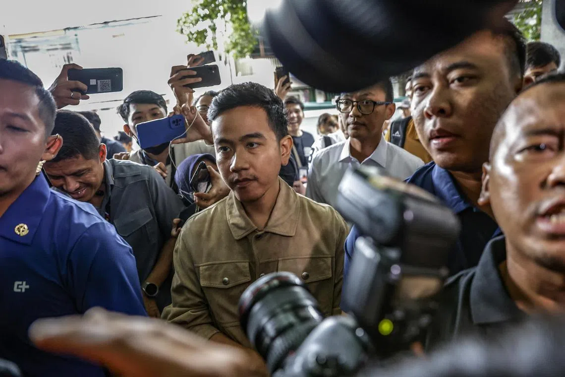epa11054529 Indonesia’s President Joko Widodo's son, who is also a Vice Presidential Candidate Gibran Rakabuming Raka (C), arrives at the election watchdog's (Bawaslu) office for questioning in Jakarta, Indonesia, 03 January 2024. The election watchdog (Bawaslu) summoned Gibran Rakabuming Raka for questioning over an alleged violation of campaign rules by distributing free milk to the public at a weekly ‘car free day’ event in Jakarta.  EPA-EFE/MAST IRHAM
