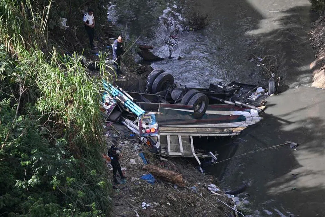 Os bombeiros trabalham no local de um acidente em que um ônibus caiu em uma ravina na cidade da Guatemala em 10 de fevereiro de 2025. Mais de 50 pessoas foram mortas na segunda -feira, quando um ônibus caiu por um trilho de guarda e mergulhou em um ravino, disseram os resgatadores: Um dos piores acidentes de estrada na América Latina em anos. (Foto de Johan Ordonez / AFP)