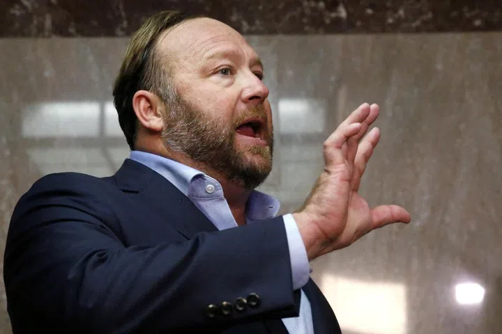 FOTO DO ARQUIVO: Alex Jones, do Infowars, fala com a mídia enquanto visita o prédio de escritórios do Senado Dirksen, no Senado dos EUA, enquanto o CEO do Twitter, Jack Dorsey, testemunha diante de uma audiência do Comitê de Inteligência do Senado no Capitólio, em Washington, EUA, 5 de setembro de 2018. REUTERS/Jim Bourg/ Foto do arquivo