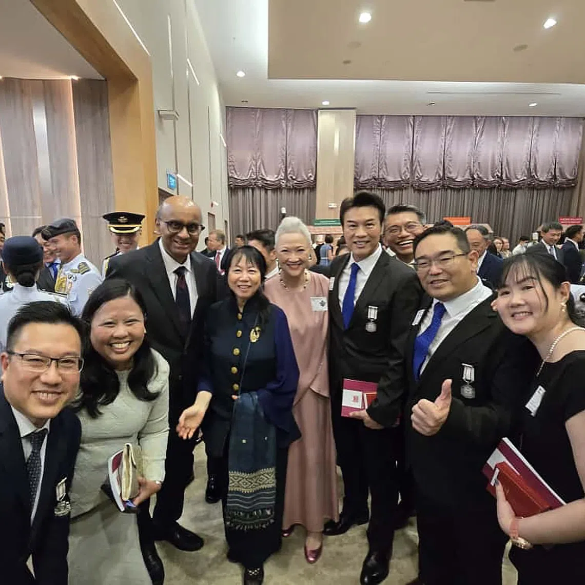 Zheng Geping and Hong Huifang (middle) with President Tharman Shanmugaratnam (third from left) and his wife Jane Ittogi (fourth from left) as well as Sembawang GRC MP Mariam Jaafar (second from left).