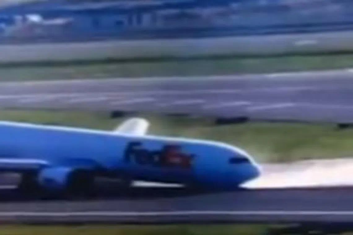 The aircraft informed the traffic control tower that its landing gear failed to open and it landed with guidance from the tower.